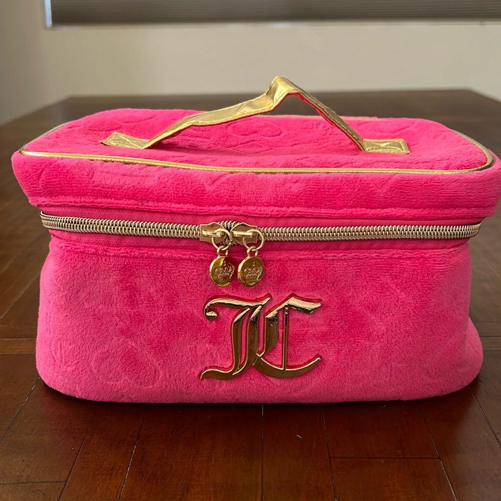 JUICY COUTURE LOS ANGELES HOT PINK VELOUR OVERNIGHT COSMETICS CASE.